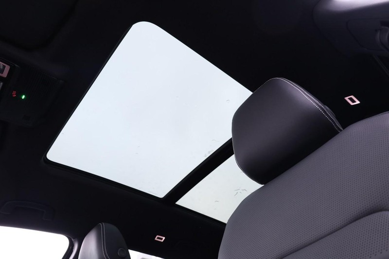 Volkswagen Atlas Cross Sport Vehicle Full-screen Gallery Image 10