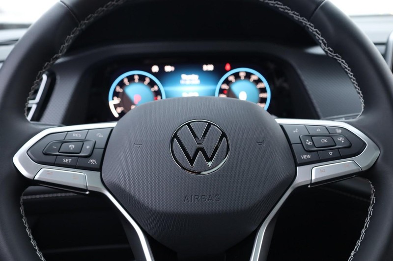 Volkswagen Atlas Cross Sport Vehicle Full-screen Gallery Image 12