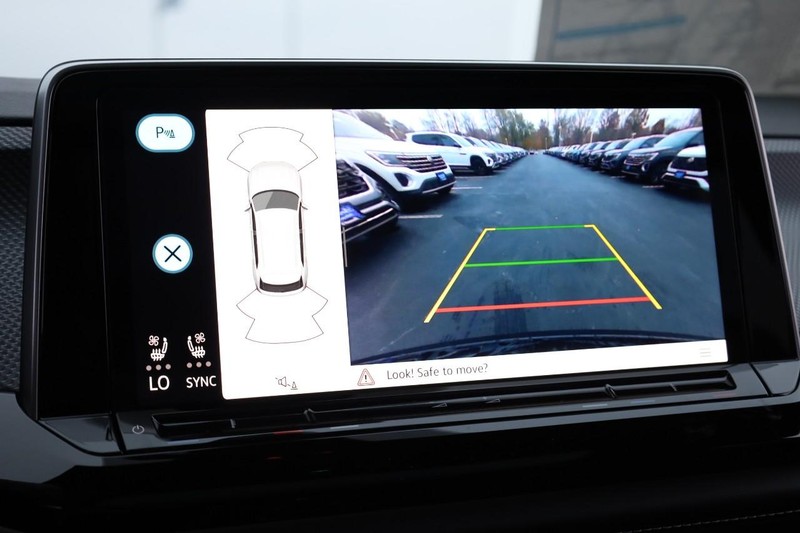 Volkswagen Atlas Cross Sport Vehicle Full-screen Gallery Image 15