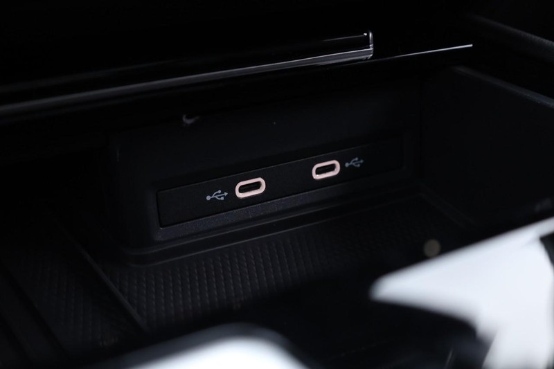 Volkswagen Atlas Cross Sport Vehicle Full-screen Gallery Image 17