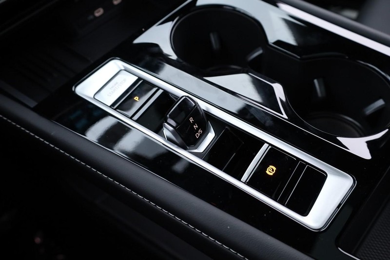 Volkswagen Atlas Cross Sport Vehicle Full-screen Gallery Image 18