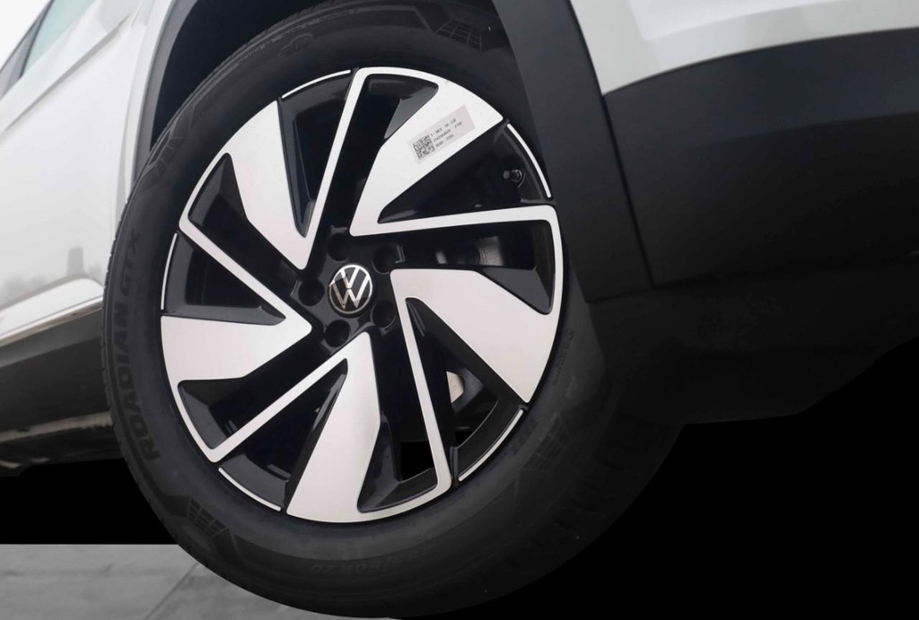 Volkswagen Atlas Vehicle Full-screen Gallery Image 3