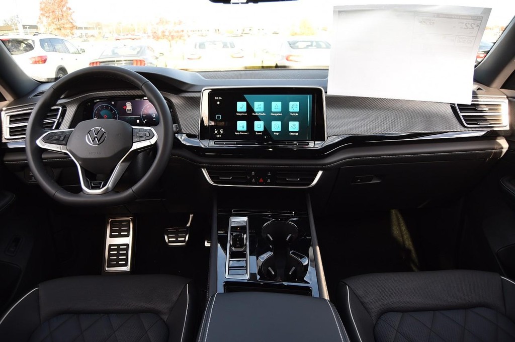 Volkswagen Atlas Cross Sport Vehicle Full-screen Gallery Image 7