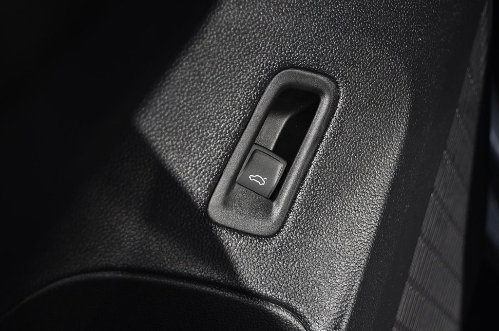 Volkswagen Atlas Cross Sport Vehicle Full-screen Gallery Image 9