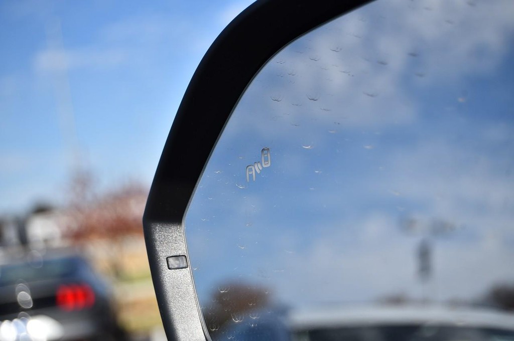 Volkswagen Atlas Cross Sport Vehicle Full-screen Gallery Image 10