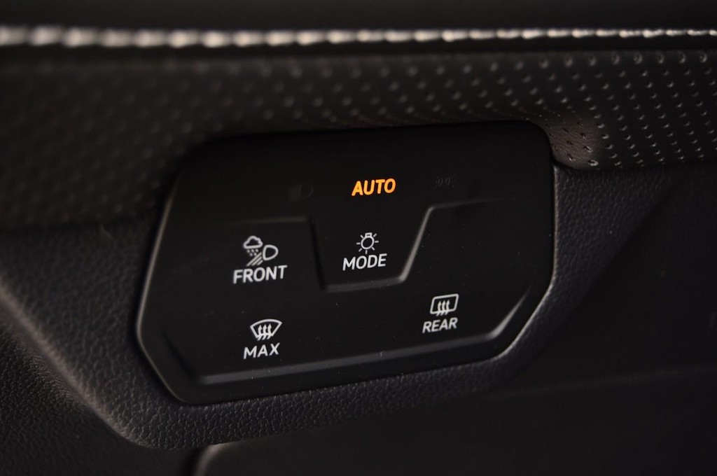 Volkswagen Atlas Cross Sport Vehicle Full-screen Gallery Image 11