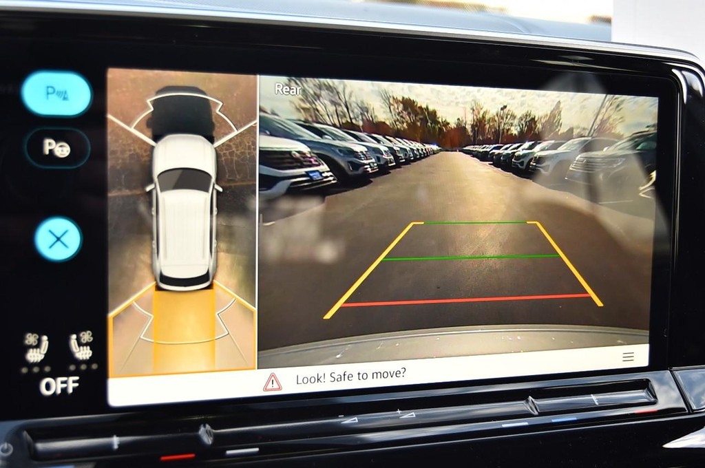 Volkswagen Atlas Cross Sport Vehicle Full-screen Gallery Image 13