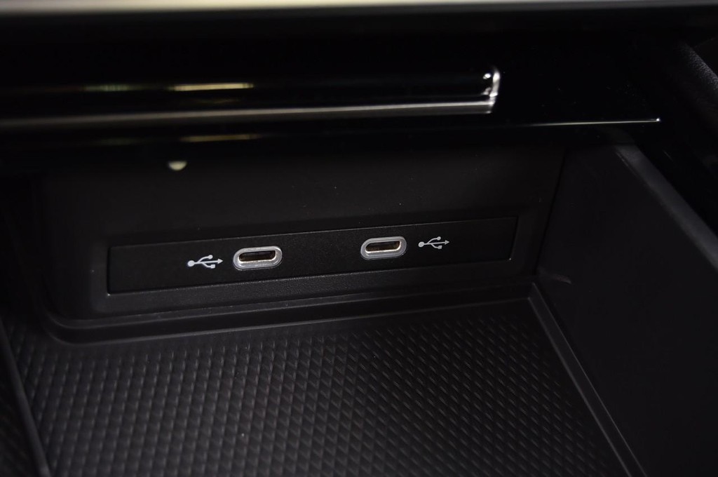 Volkswagen Atlas Cross Sport Vehicle Full-screen Gallery Image 16