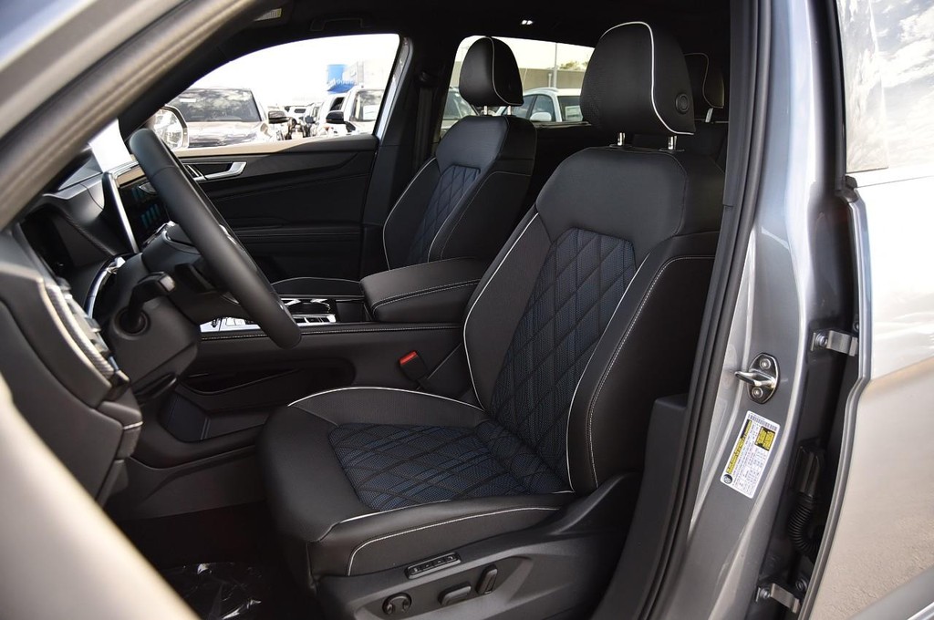 Volkswagen Atlas Cross Sport Vehicle Full-screen Gallery Image 19