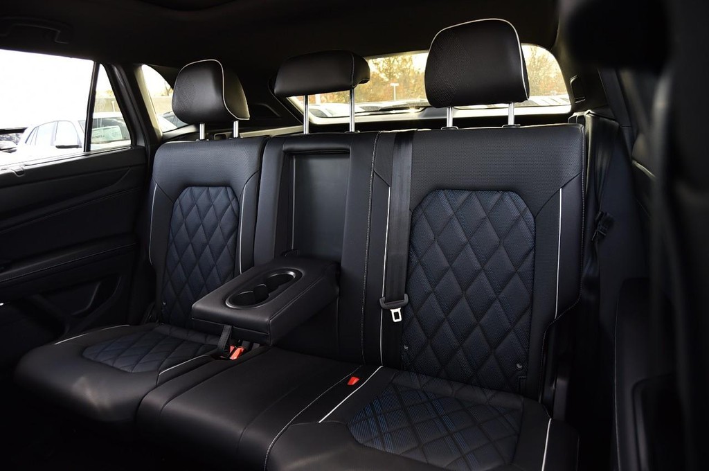 Volkswagen Atlas Cross Sport Vehicle Full-screen Gallery Image 22