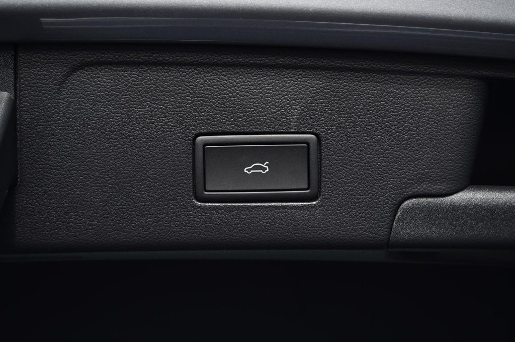 Volkswagen Atlas Cross Sport Vehicle Full-screen Gallery Image 26