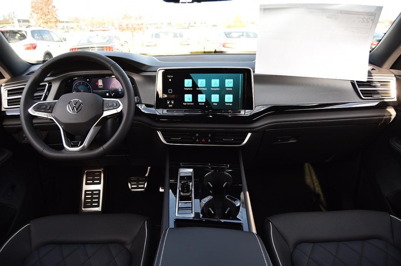 Volkswagen Atlas Cross Sport Vehicle Full-screen Gallery Image 7