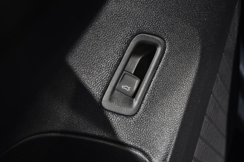 Volkswagen Atlas Cross Sport Vehicle Full-screen Gallery Image 9