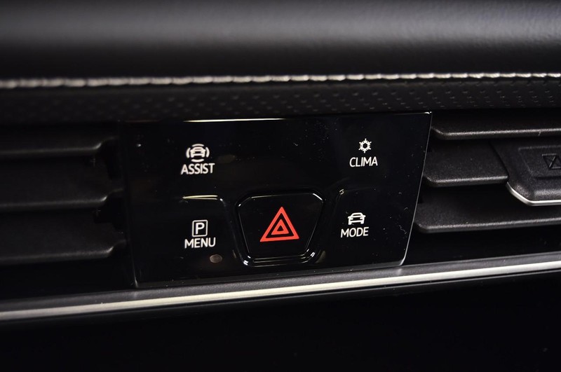 Volkswagen Atlas Cross Sport Vehicle Full-screen Gallery Image 15