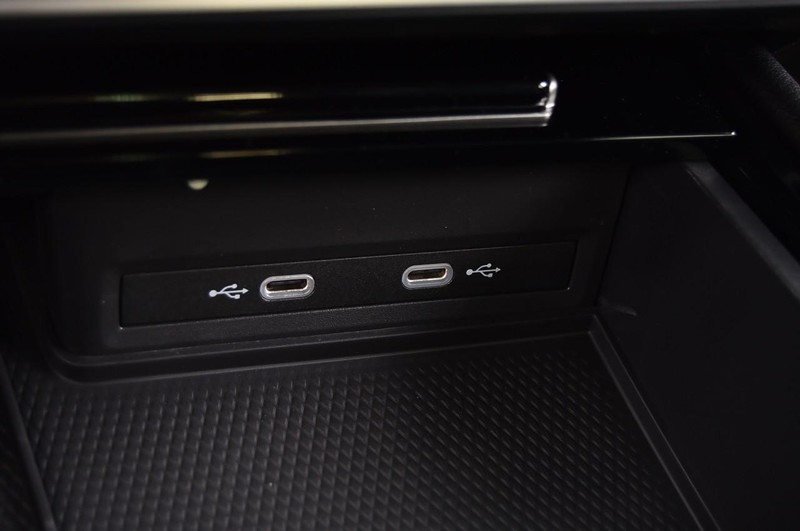 Volkswagen Atlas Cross Sport Vehicle Full-screen Gallery Image 16