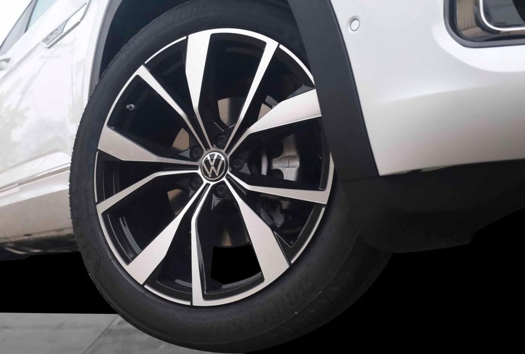 Volkswagen Atlas Vehicle Full-screen Gallery Image 3