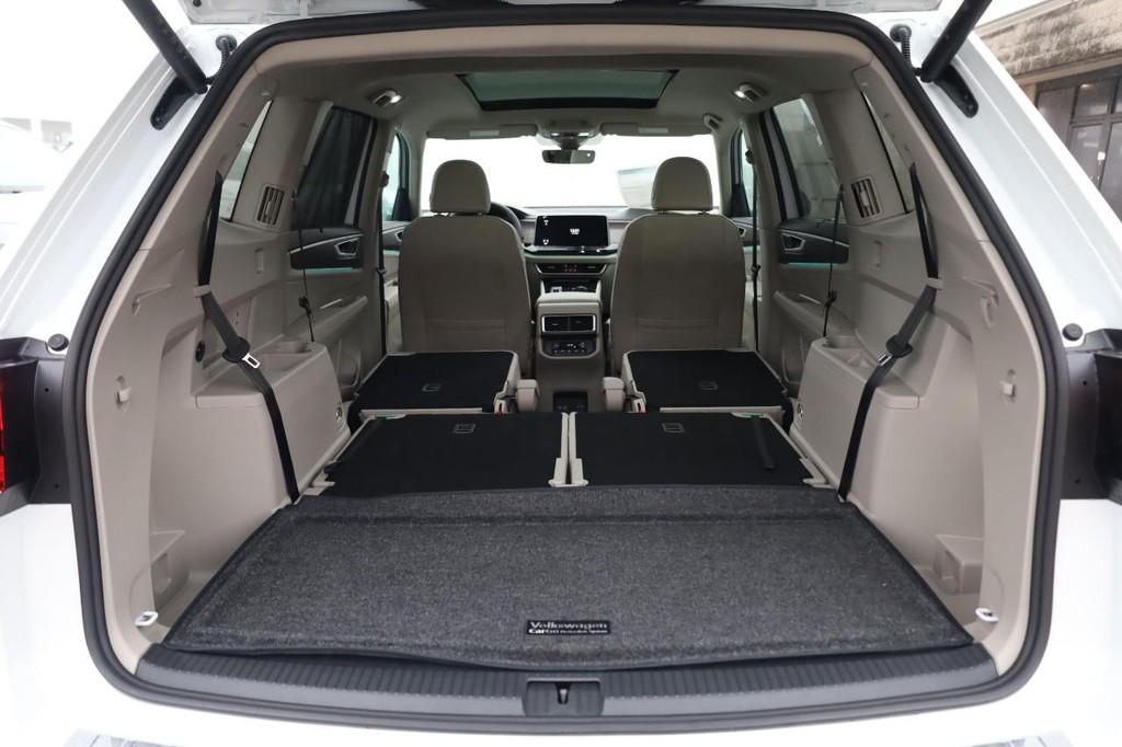 Volkswagen Atlas Vehicle Full-screen Gallery Image 9
