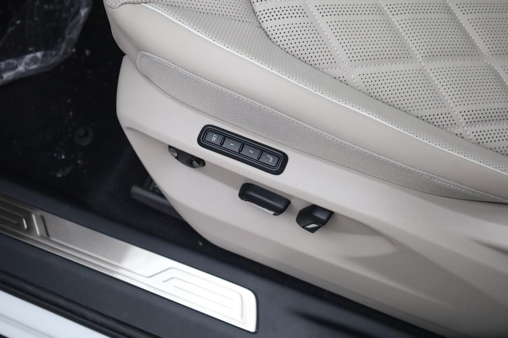 Volkswagen Atlas Vehicle Full-screen Gallery Image 13