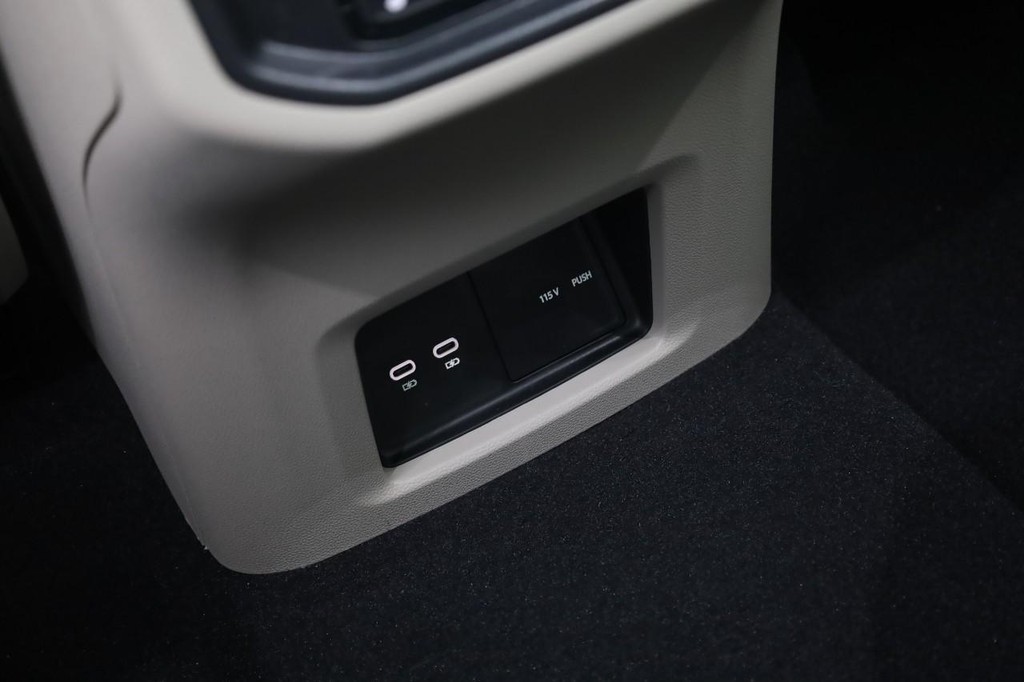 Volkswagen Atlas Vehicle Full-screen Gallery Image 27