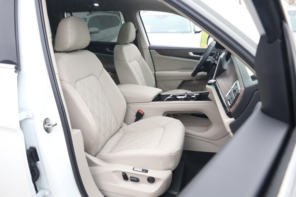 Volkswagen Atlas Vehicle Full-screen Gallery Image 32