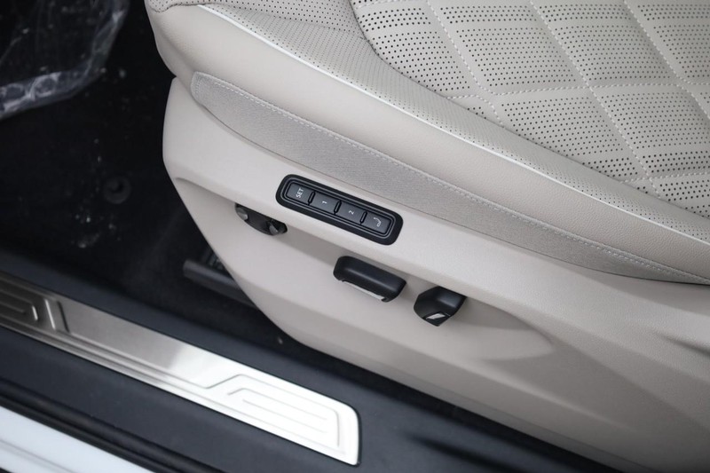 Volkswagen Atlas Vehicle Full-screen Gallery Image 13