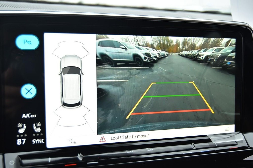 Volkswagen Atlas Cross Sport Vehicle Full-screen Gallery Image 13