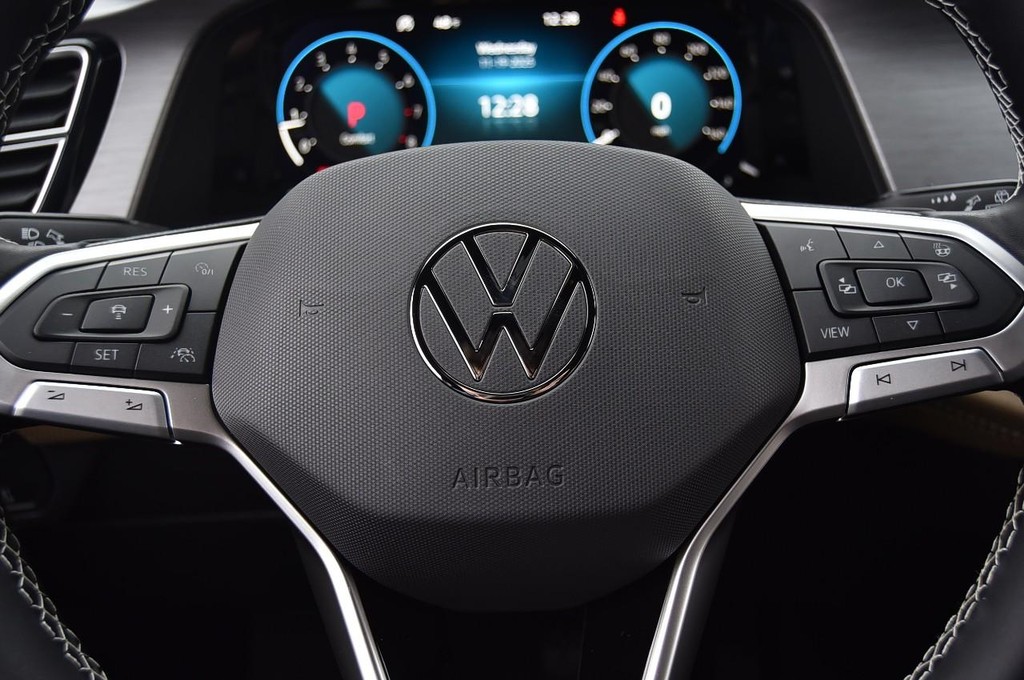 Volkswagen Atlas Cross Sport Vehicle Full-screen Gallery Image 18