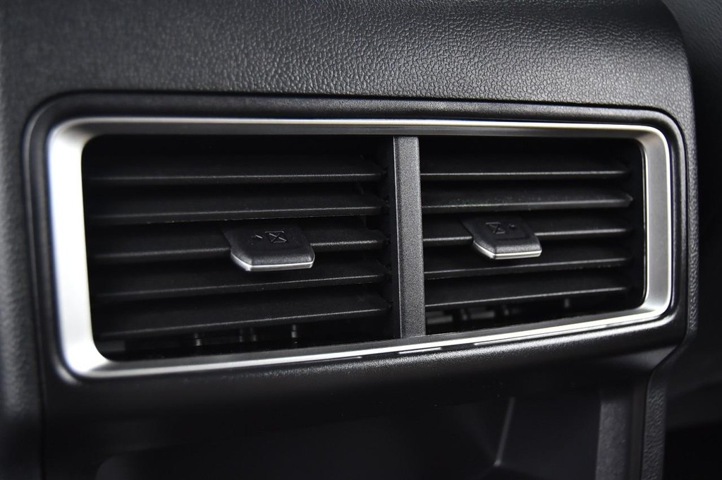 Volkswagen Atlas Cross Sport Vehicle Full-screen Gallery Image 23