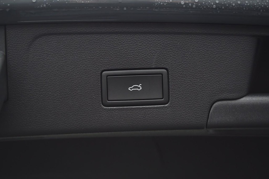 Volkswagen Atlas Cross Sport Vehicle Full-screen Gallery Image 26