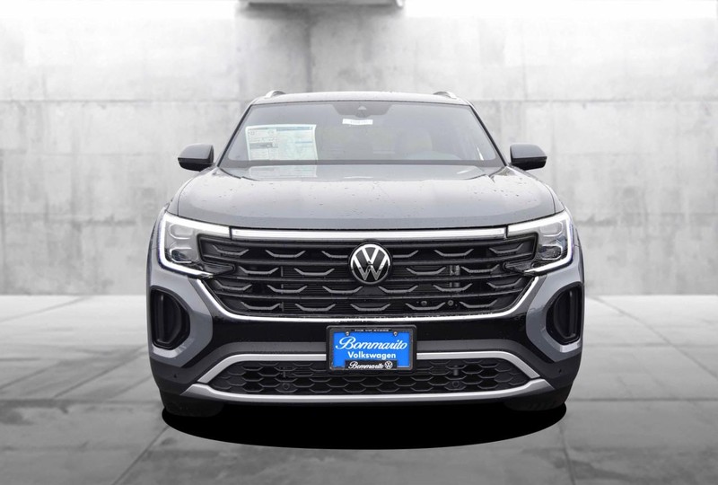 Volkswagen Atlas Cross Sport Vehicle Full-screen Gallery Image 4
