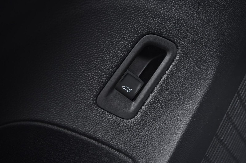 Volkswagen Atlas Cross Sport Vehicle Full-screen Gallery Image 9