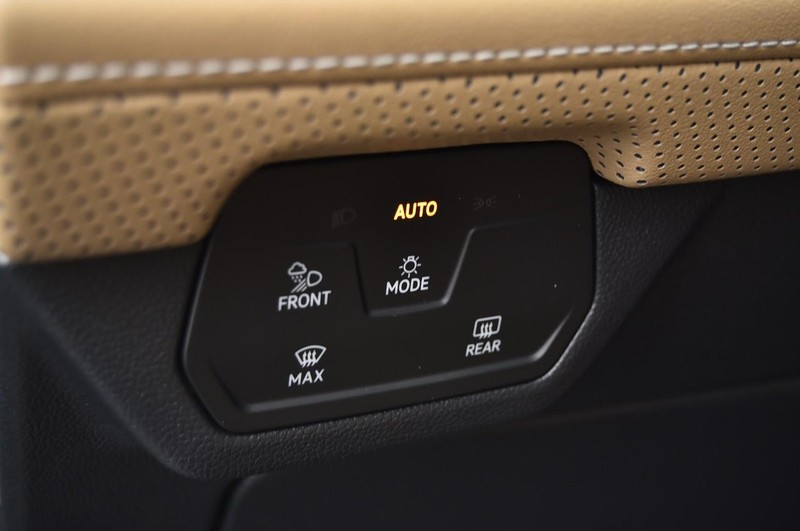 Volkswagen Atlas Cross Sport Vehicle Full-screen Gallery Image 11