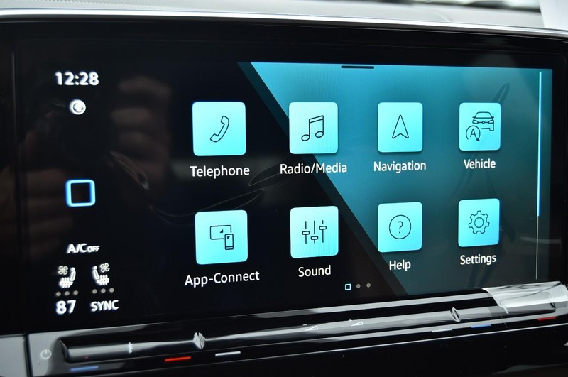 Volkswagen Atlas Cross Sport Vehicle Full-screen Gallery Image 14