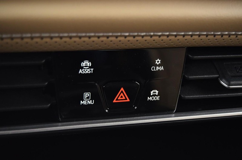 Volkswagen Atlas Cross Sport Vehicle Full-screen Gallery Image 15