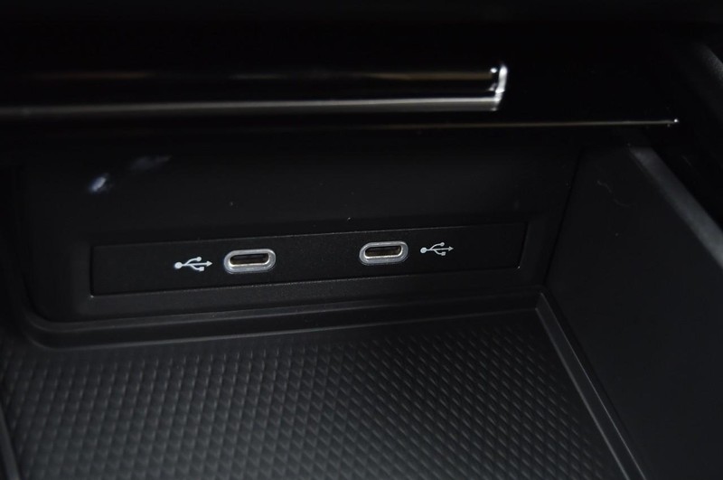 Volkswagen Atlas Cross Sport Vehicle Full-screen Gallery Image 16