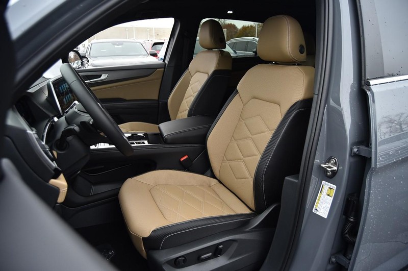 Volkswagen Atlas Cross Sport Vehicle Full-screen Gallery Image 19