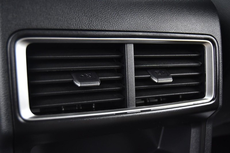 Volkswagen Atlas Cross Sport Vehicle Full-screen Gallery Image 23