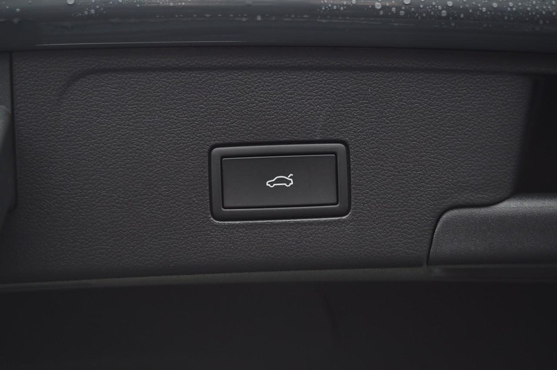 Volkswagen Atlas Cross Sport Vehicle Full-screen Gallery Image 26