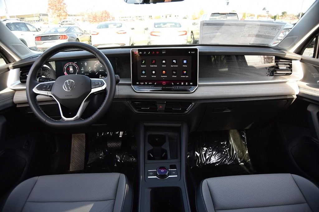 Volkswagen Tiguan Vehicle Full-screen Gallery Image 7