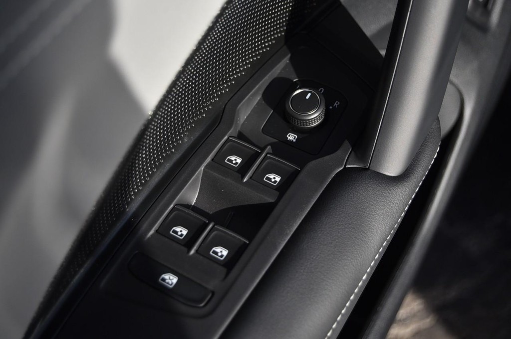 Volkswagen Tiguan Vehicle Full-screen Gallery Image 8