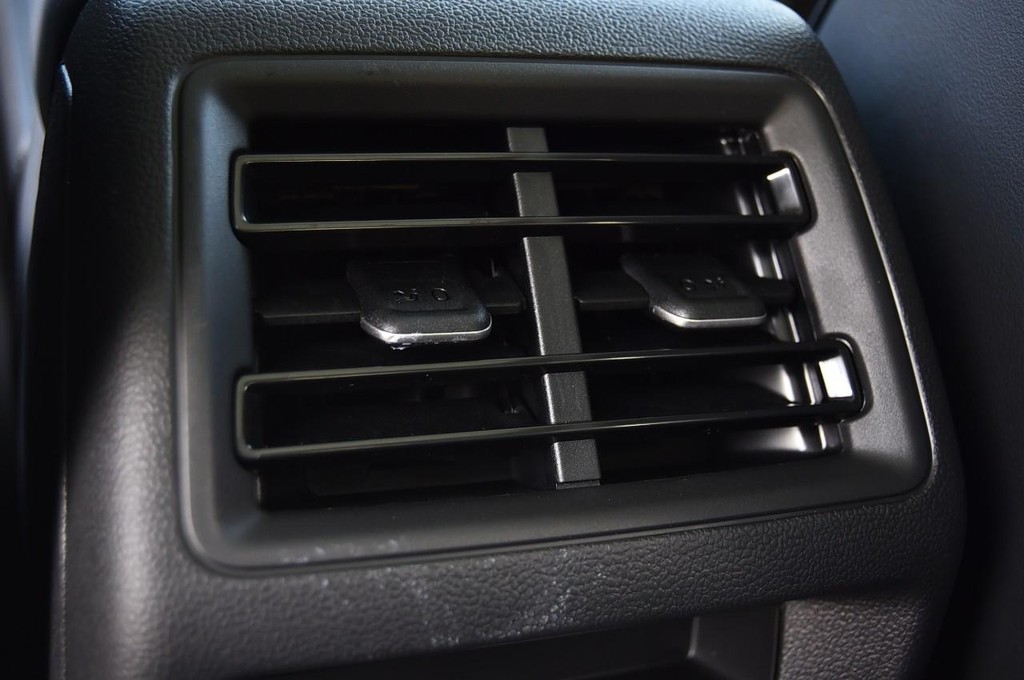 Volkswagen Tiguan Vehicle Full-screen Gallery Image 23