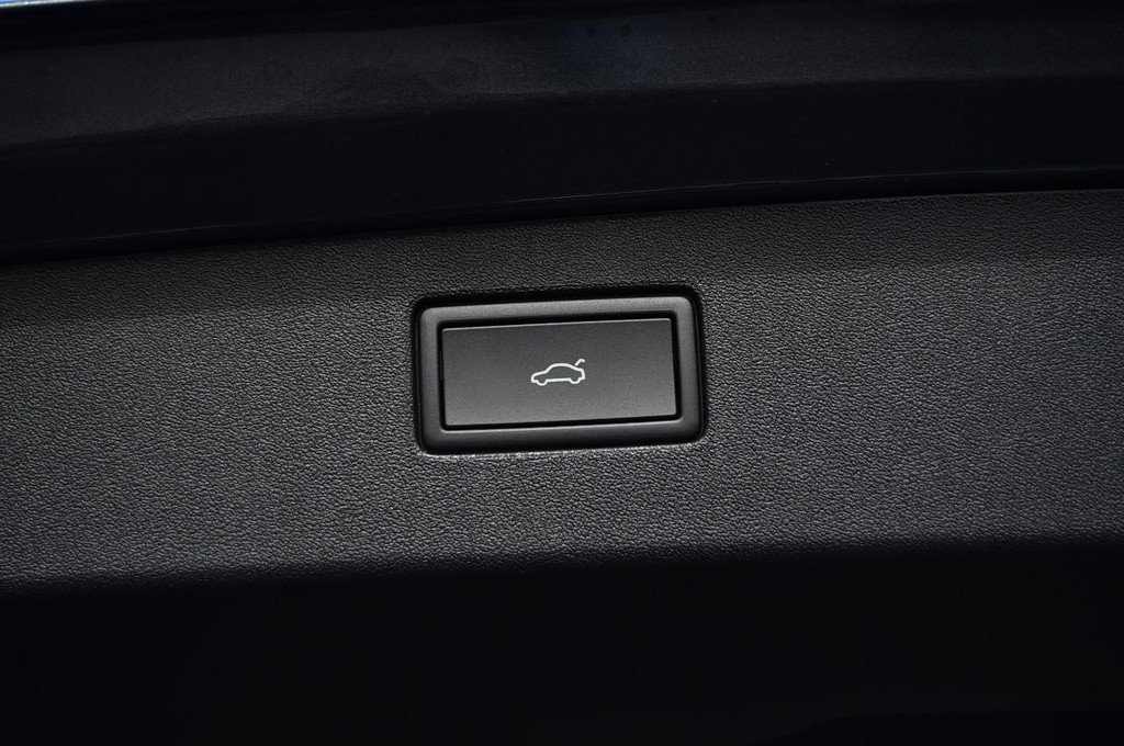 Volkswagen Tiguan Vehicle Full-screen Gallery Image 26