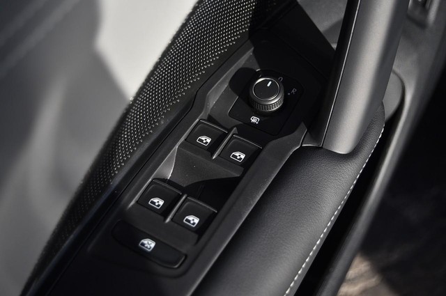 Volkswagen Tiguan Vehicle Image 08