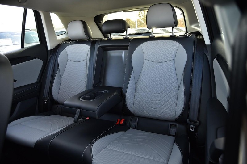 Volkswagen Tiguan Vehicle Full-screen Gallery Image 22