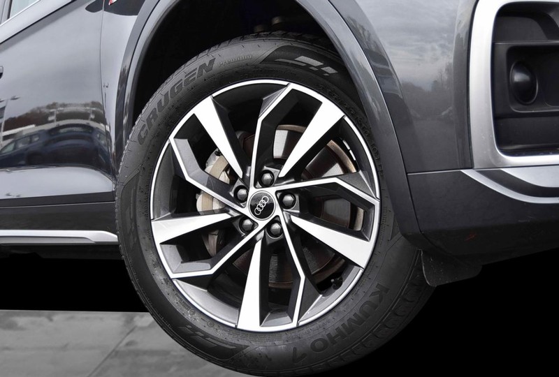 Audi Q5 Vehicle Full-screen Gallery Image 3