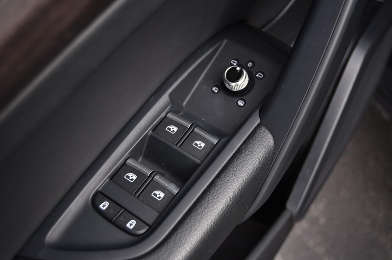 Audi Q5 Vehicle Full-screen Gallery Image 8