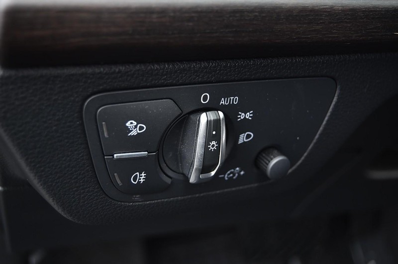 Audi Q5 Vehicle Full-screen Gallery Image 12