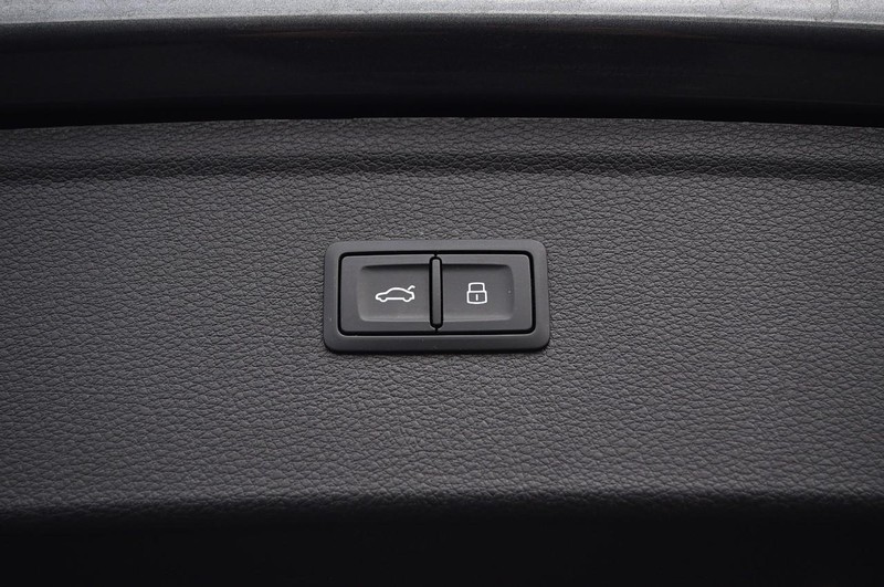 Audi Q5 Vehicle Full-screen Gallery Image 26