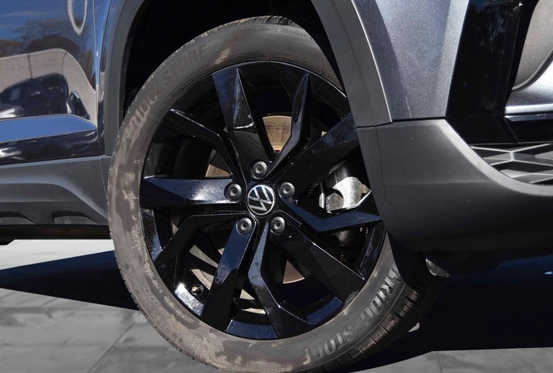 Volkswagen Taos Vehicle Full-screen Gallery Image 3