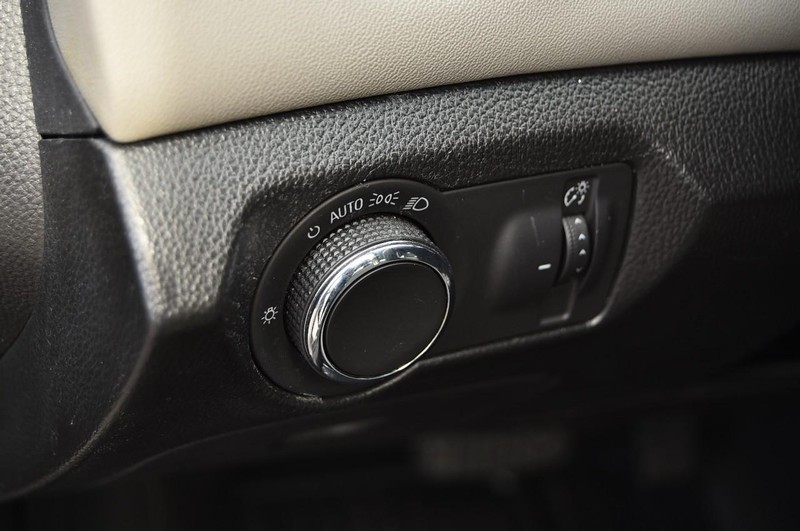 Chevrolet Cruze Limited Vehicle Full-screen Gallery Image 09